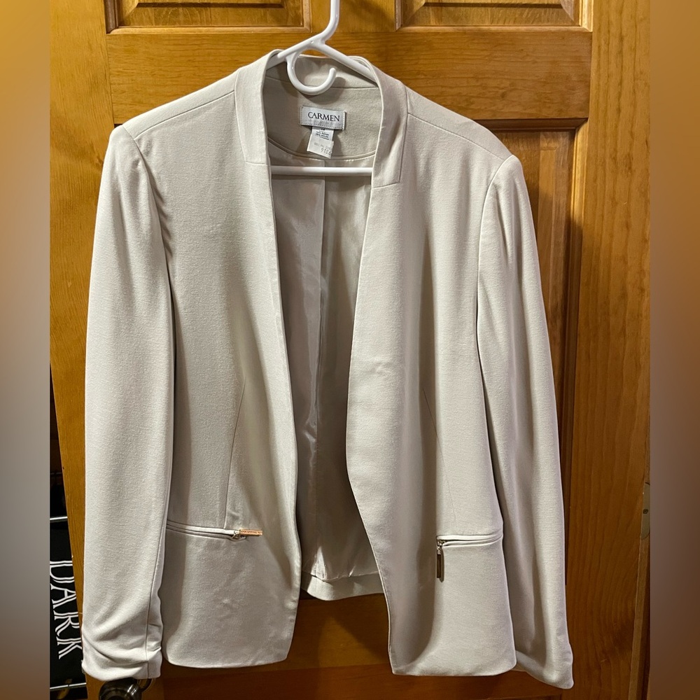 EUC Carmen Marc Valvo Blazer in off white. Has been n dry cleaned.